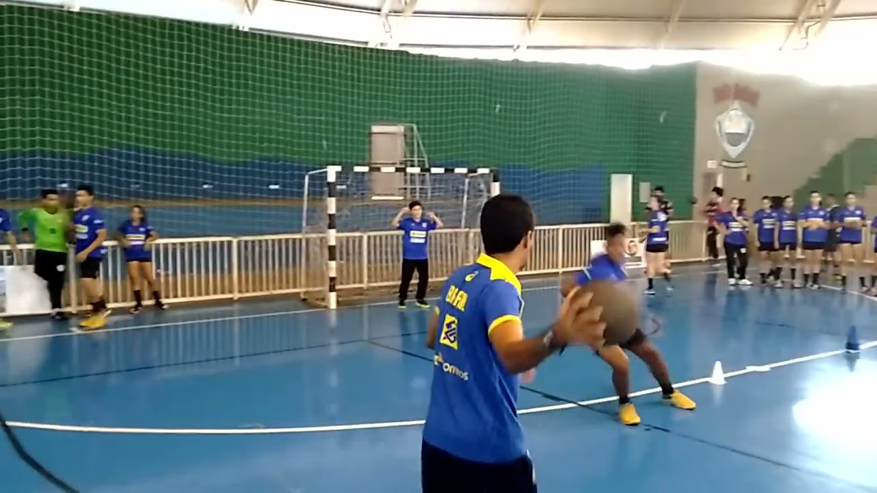 Treino de passe, deslocamento + giro e arremesso de pivô - Handebol.