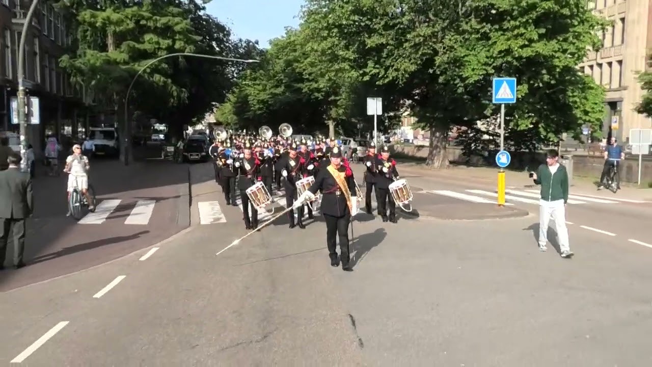 Marinierskapel der Koninklijke Marine marcheert naar Paleis Noordeinde voor Ceremonie Geloofsbrieven