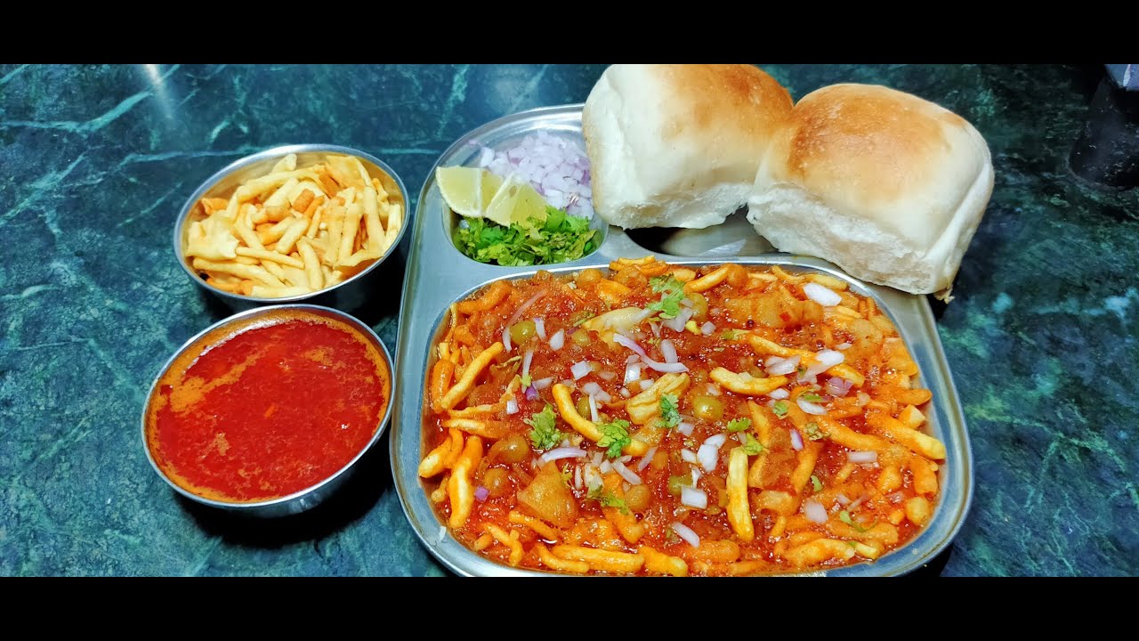 झणझणीत वटाणा मिसळ पाव Misal Pav/ मिसळ पाव/Simple and Perfect Misal Pav Recipe | Green Peas Misal Pav