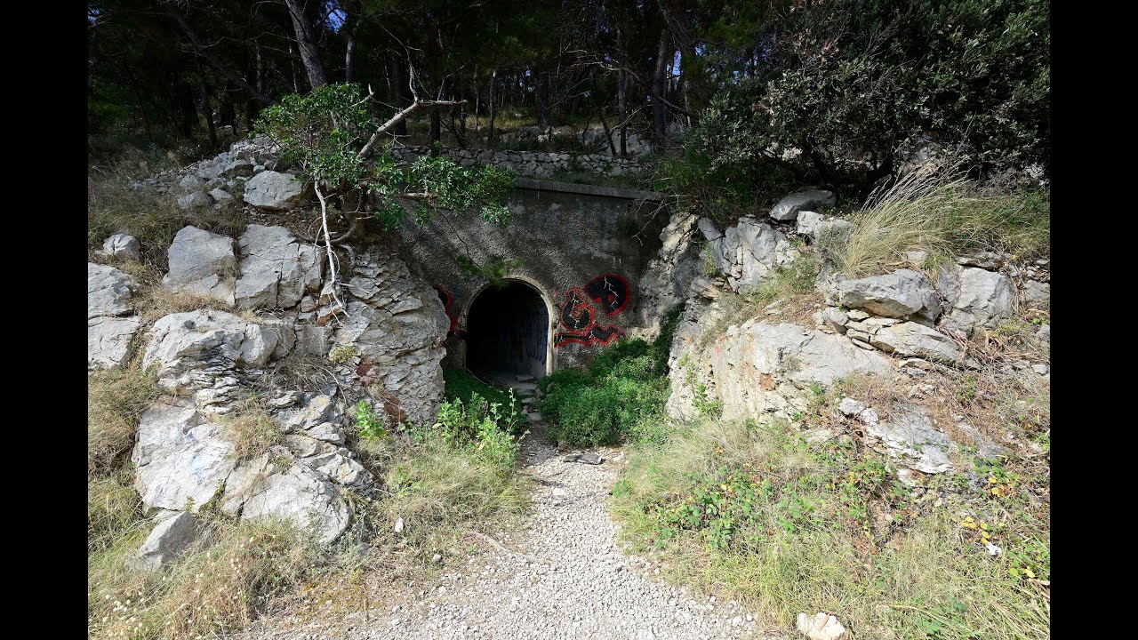 Mali Lošinj, Velopin, uvala Augusta - skladišta JRM