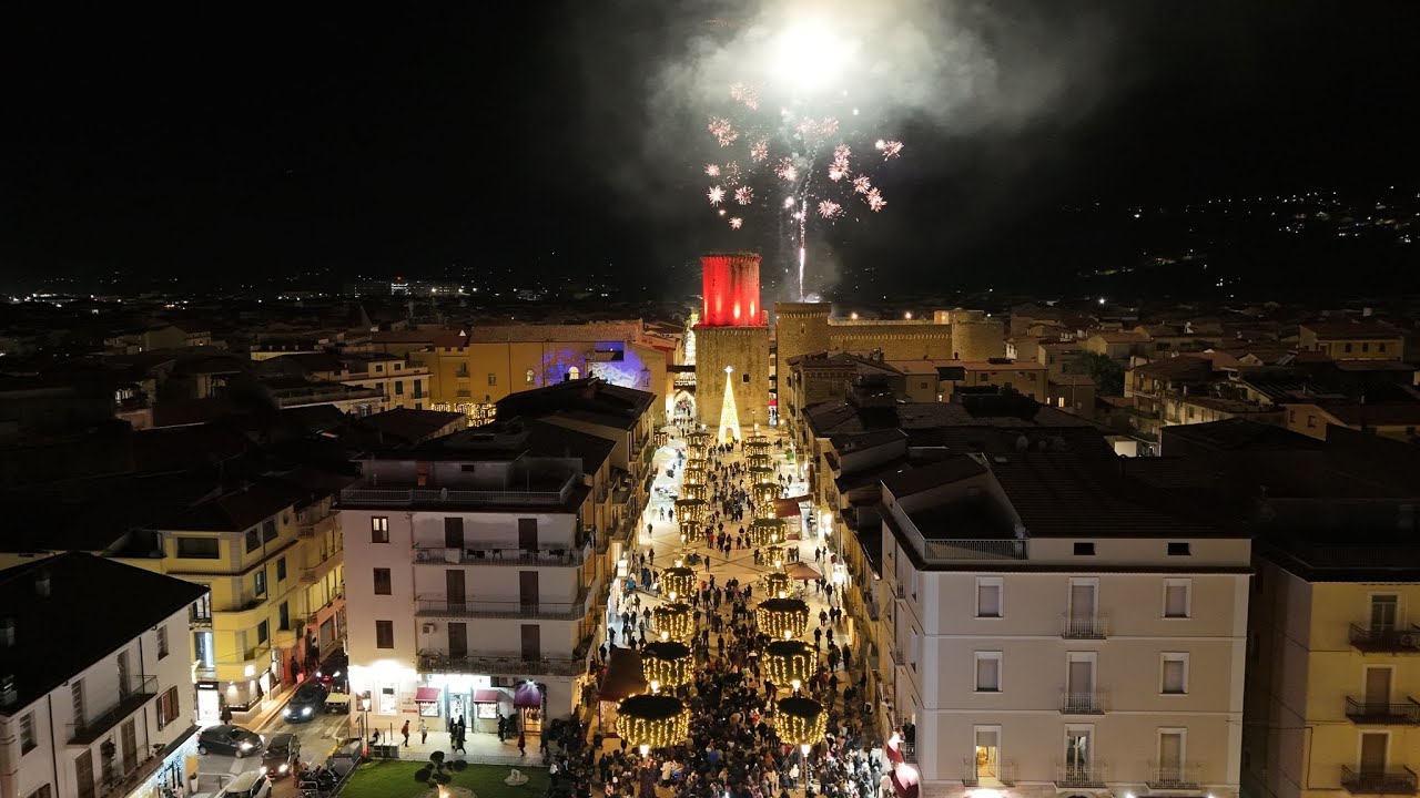 Accensione delle luminarie 2025 con gli studenti della città
