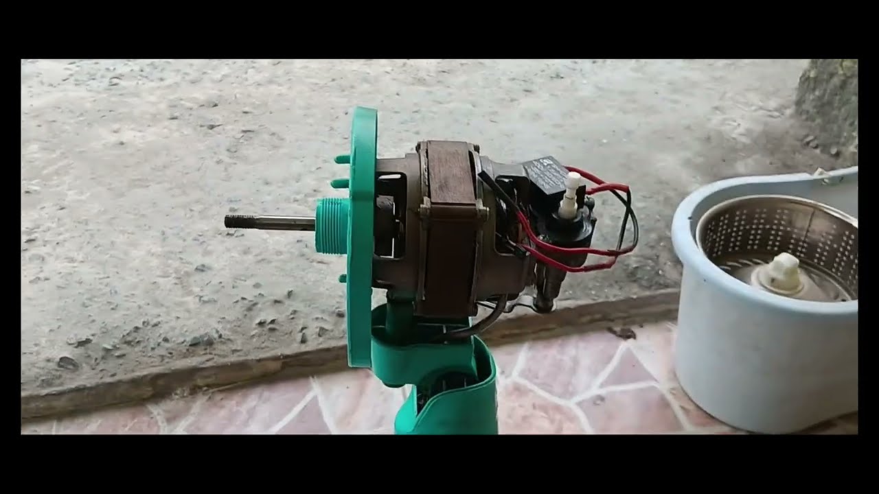 ซ่อมพัดลมตั้งโต๊ะ Repairing a table fan.
