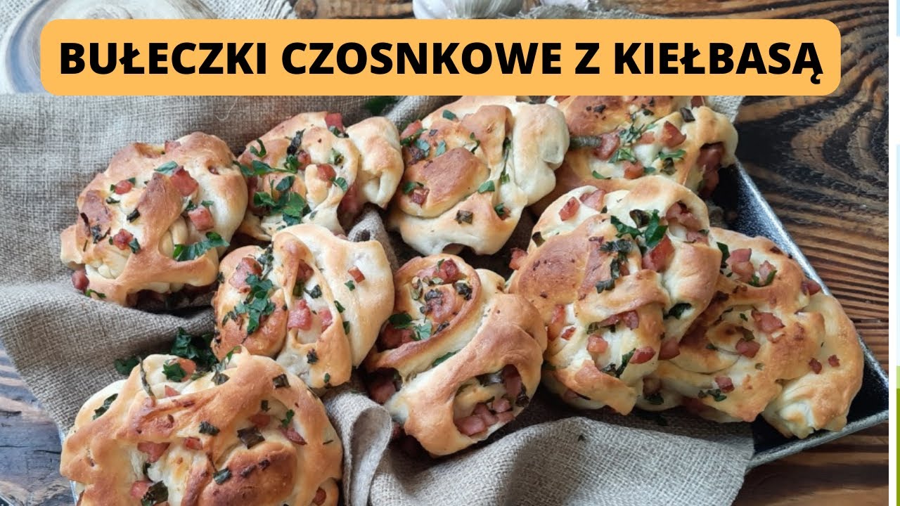 Rewelacyjne bułeczki czosnkowe z kiełbasą. Pięknie pachną i są niezwykle chrupiące.