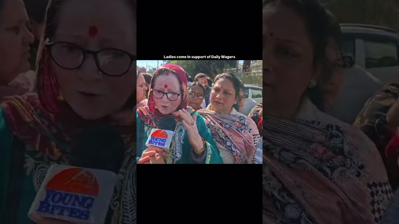 Daily Wagers Protest; women come in support