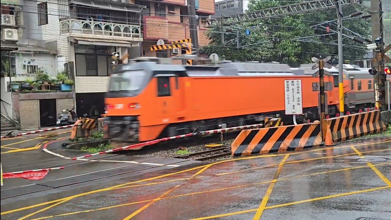 212次樹林發車開往花蓮E500型雙電力機車頭E536+十二節PP車廂+E518推拉式PP自強號，和207次壽豐發車開往樹林EMU3000型十二輛編組EMU3013皮蛋豆腐騰雲號紅色帶新城際自強號列車
