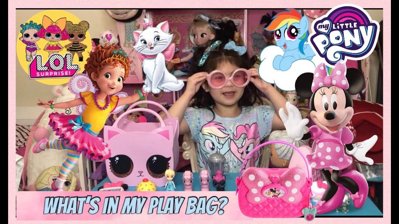 WHAT'S IN MY PLAY BAG? TOYS, ANIMALS, AND FUN!!!! | Victoria's World