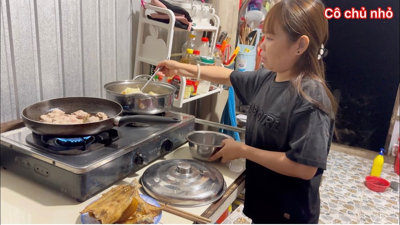 C&ocirc; Chủ Nhỏ nấu bữa cơm đ&oacute;n một th&agrave;nh vi&ecirc;n trong CLB Người B&eacute; Bỏng