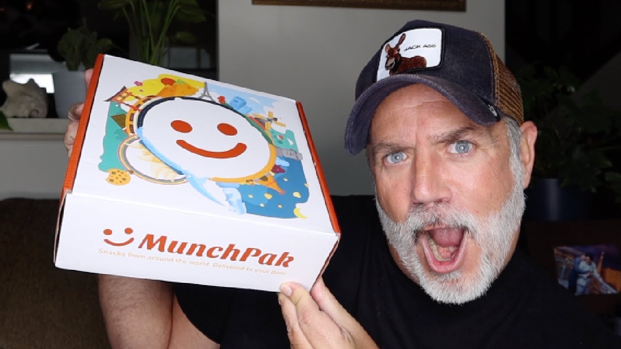 TRYING THE MUNCHPAK WORLD SNACKS SUBSCRIPTION BOX!