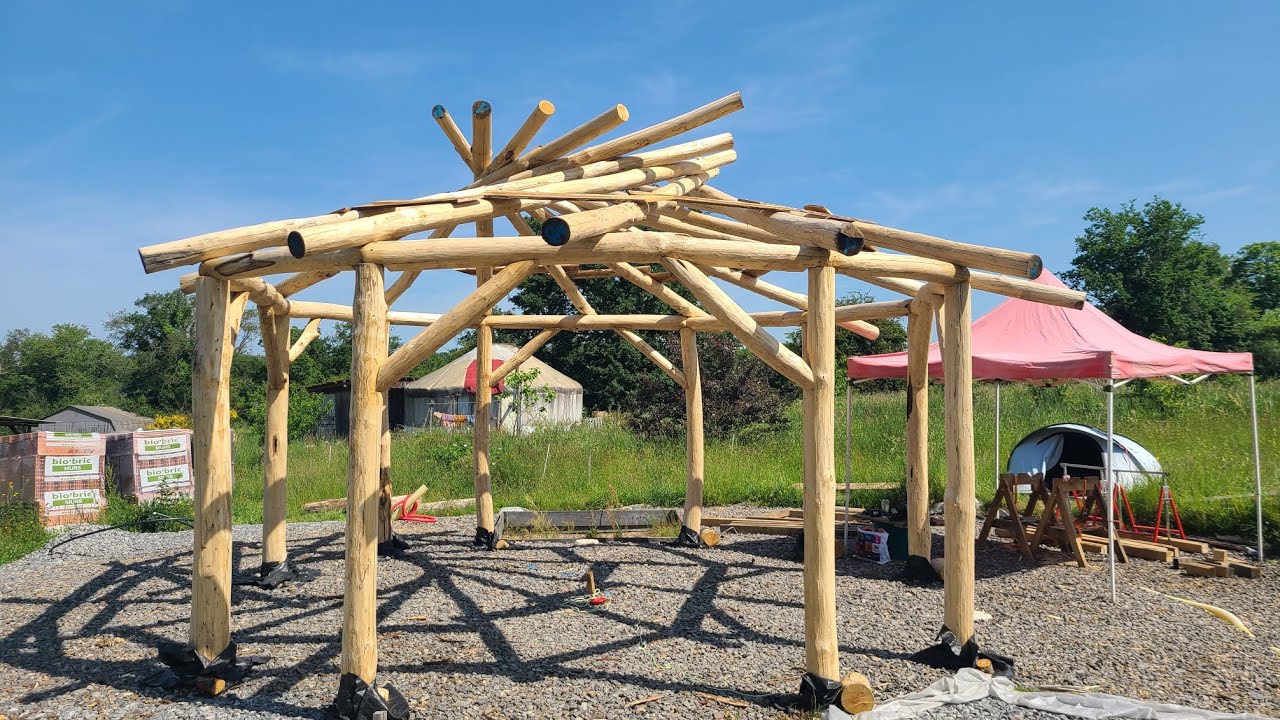 Techniques de charpente en bois rond