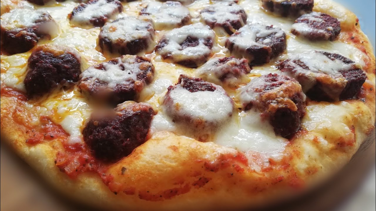 بيتزا بالسجق يم يم يم فوق الخيال الطعمة وأطيب من محلات البيتزا 😋😋😋