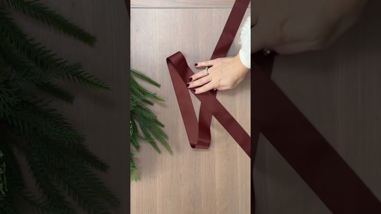 A quick and easy faux swag. A great alternative to the traditional wreath 🤍