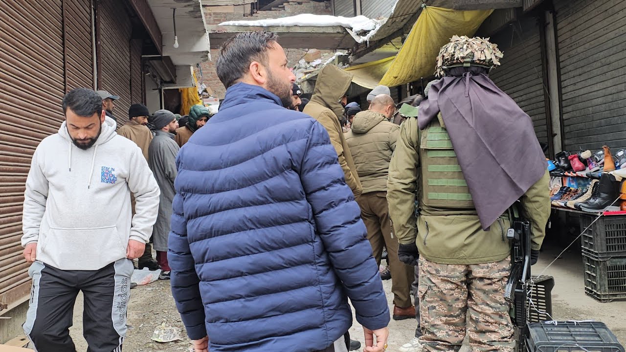 Theft in Kangan Market: Two Shops Robbed, Police Initiate Investigation
