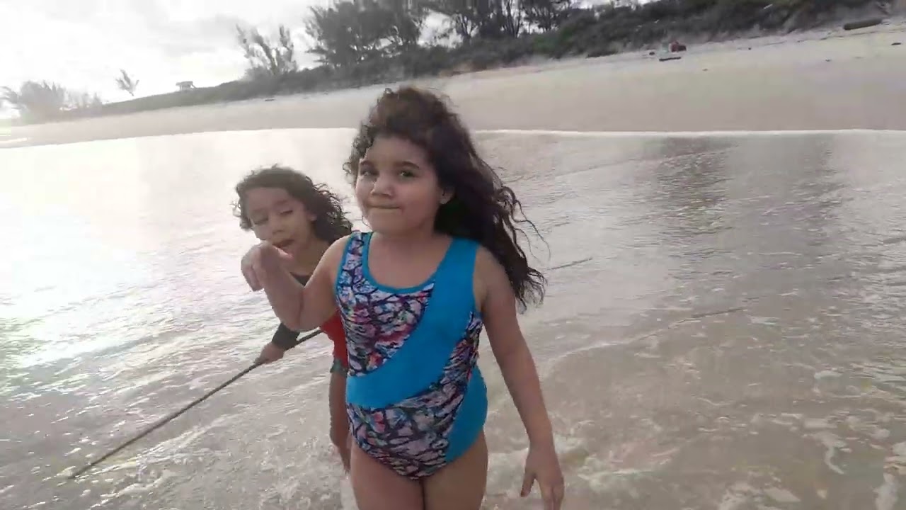 Pedrinho e Clarice na praia