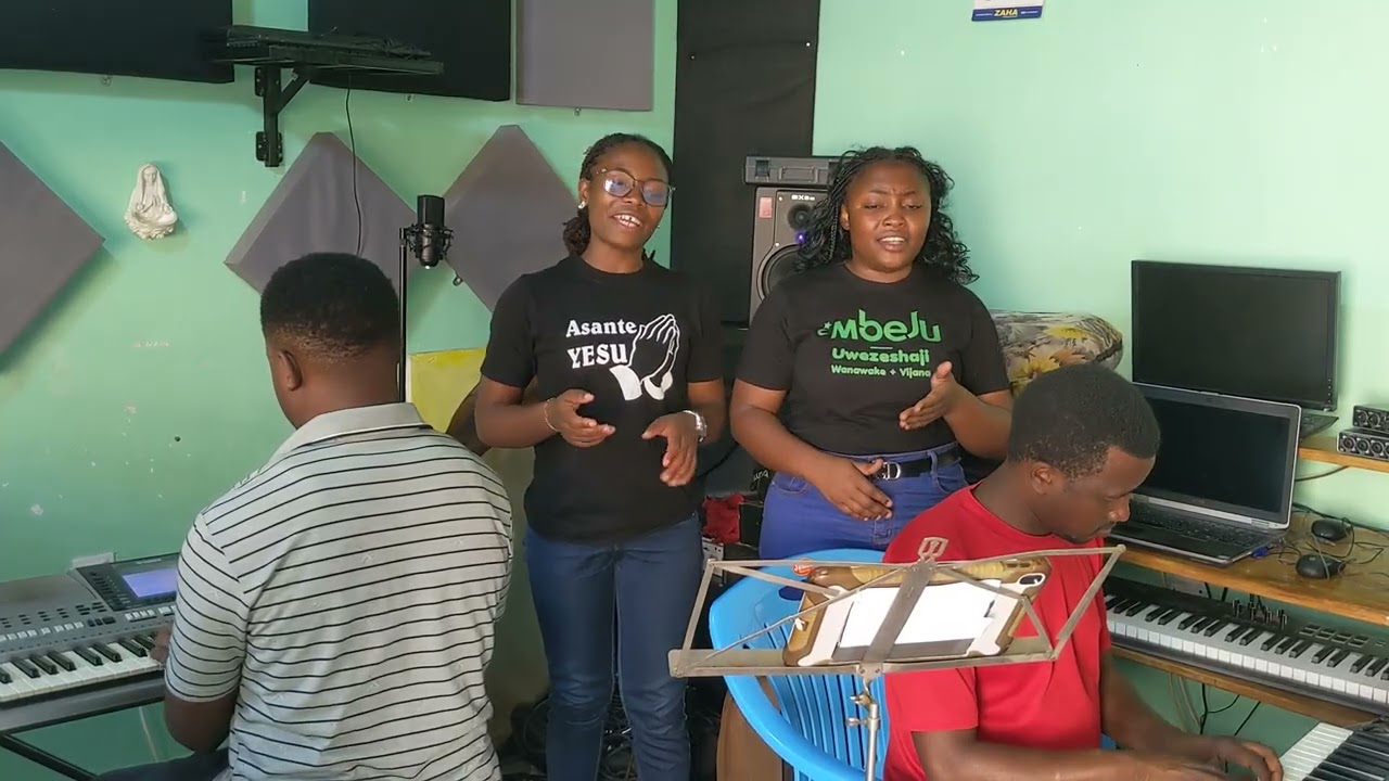 Anakuja Mwenye enzi Bwana Mfalme na F. Nyundo