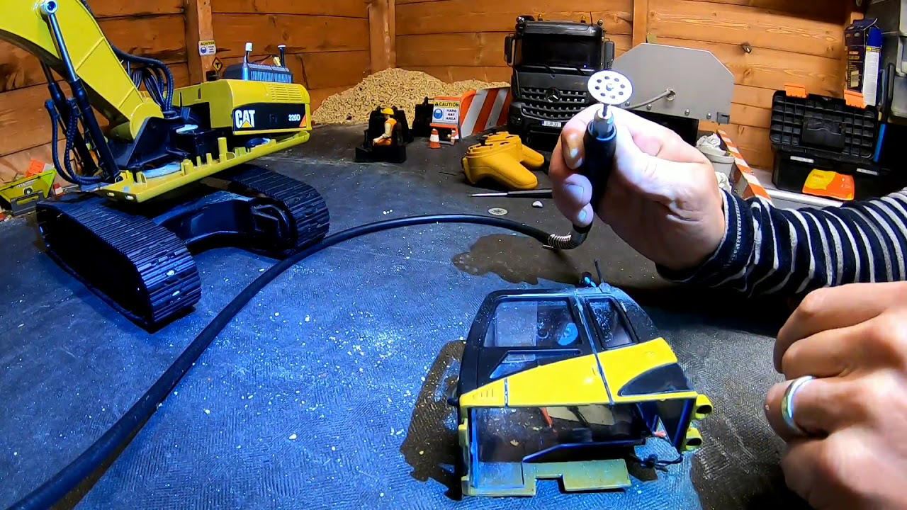 Huina 580/1580 Excavator Door Removal Method.