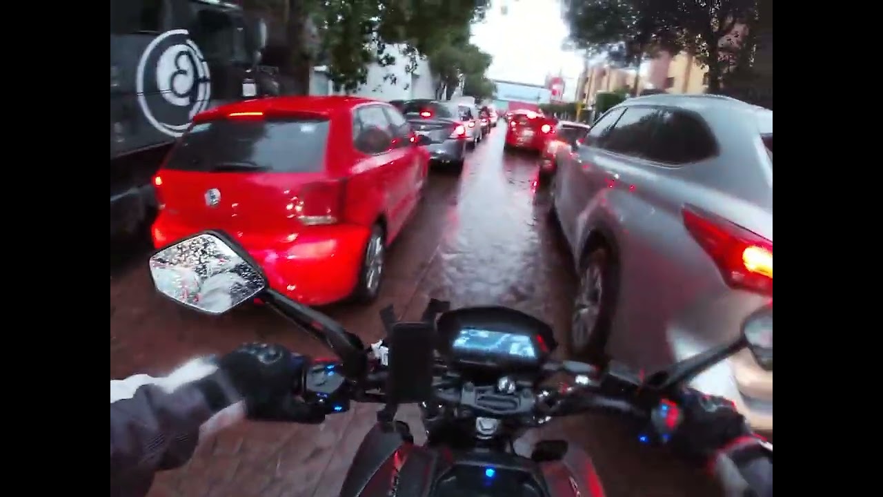 ayudando a una ambulancia a pasar entre el tráfico 🔥