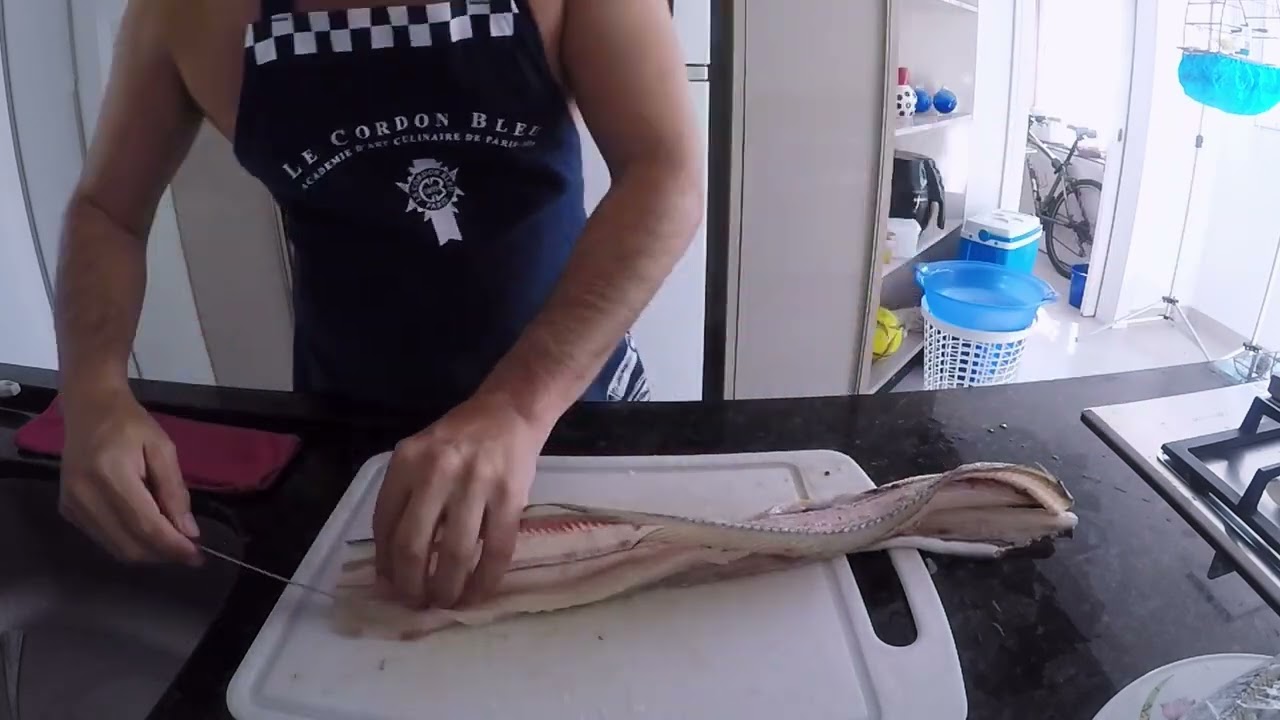 Como preparar peixe espada e deixa ele empanado para fritar.