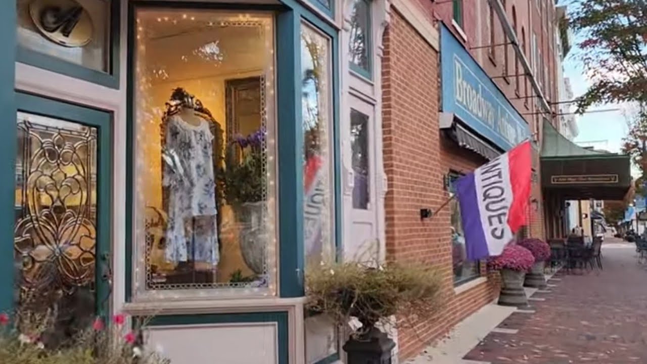 Antiquing Roadtrip! Old Fashioned Linens, Antiques, Gift Ideas! Golden Lamb Decorated for Christmas