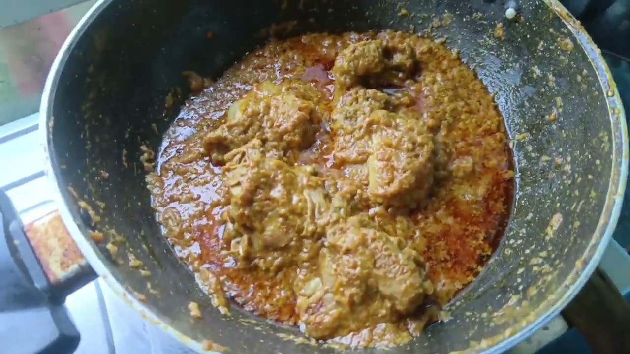 শীত প্রায় শেষের পথে তাই শীতের খাবার বিরিয়ানি,চিকেন চাপ ও টক ঢ‍্যড়োসের চাটনি বানিয়ে ফেললাম।