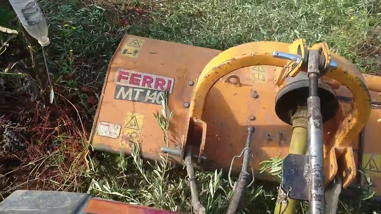【日本語】イタリア、コーリ市.畑のオリーブの木の枝を刻んでる。Trinciatura rami olive. Tractor. Cori. - Giapponese - Japanese. #1/6