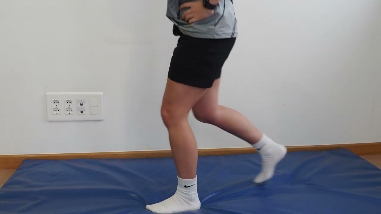 Fuerza cuádriceps (énfasis retroversión): zancada atrás.