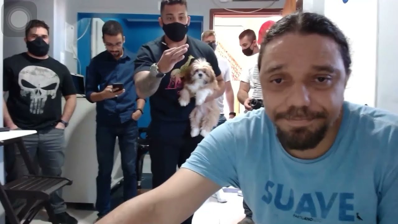 GABRIEL MONTEIRO RESGATANDO CACHORRO DURANTE LIVE DE YOUTUBER FAMOSO