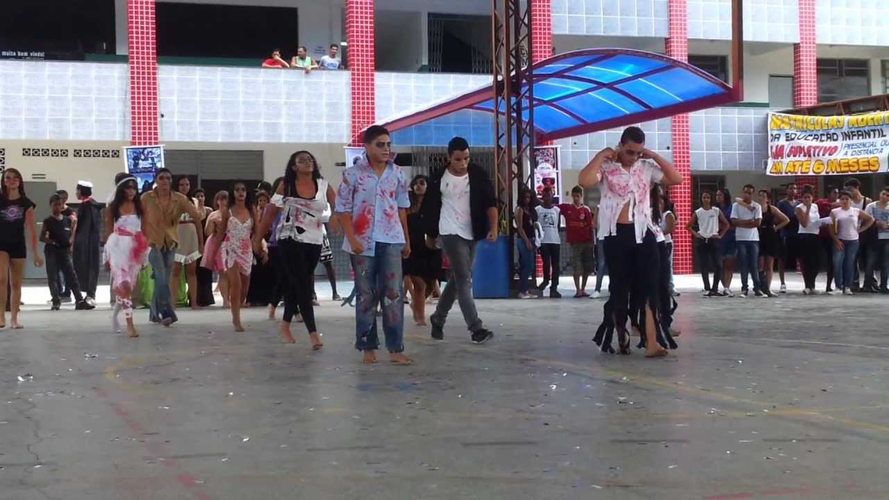 Alunos do Centro Educacional Líbano Brasileiro dançando Triller