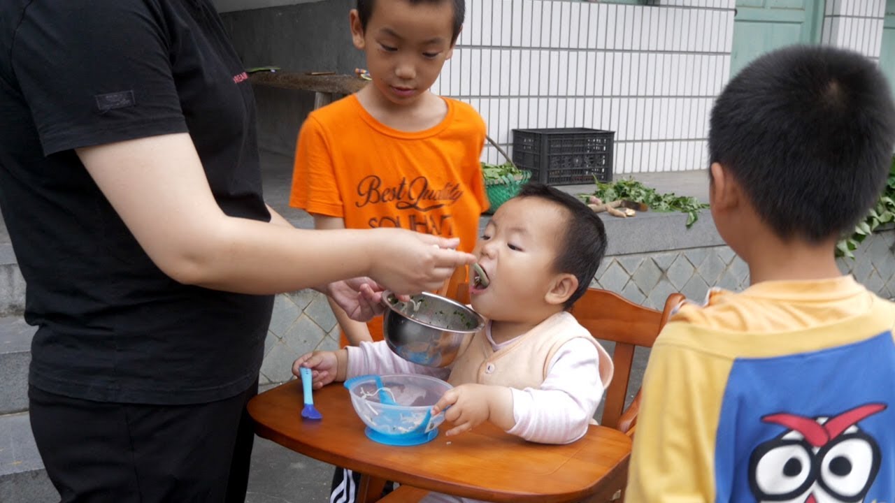 寶寶終於會走路了，媳婦煮碗面條，女兒吃得可香了