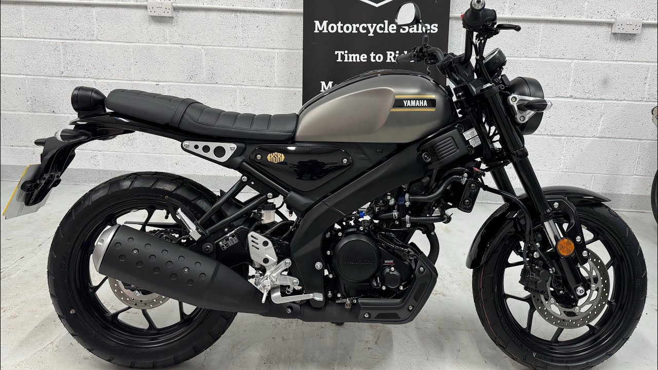 Yamaha XSR125, 2025 год, цвет «лунный серый», осмотр и запуск двигателя.