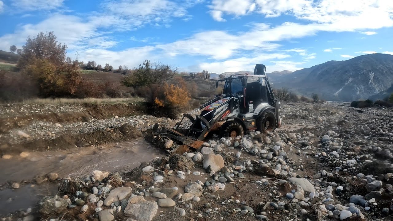 #hidromek #k4 İLE KÖYDE PATLAYAN SU BORUSUNUN ÜZERİNİ KAPATTIK