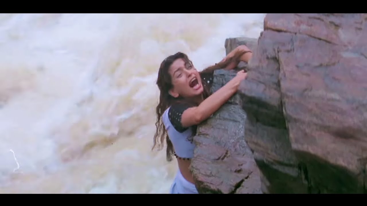 नहाने चली जूही के साथ हुआ ऐसा मज़ाक की जान से हाथ धोना पड़ा - जबरदस्त सीन - Rishi - Juhi Chawla