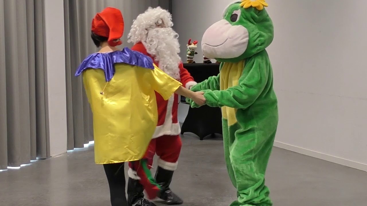 En attendant Noël - Chapitre 6 : Gymnastique en famille avec le père Noël, Lutin et Flic-Flac.