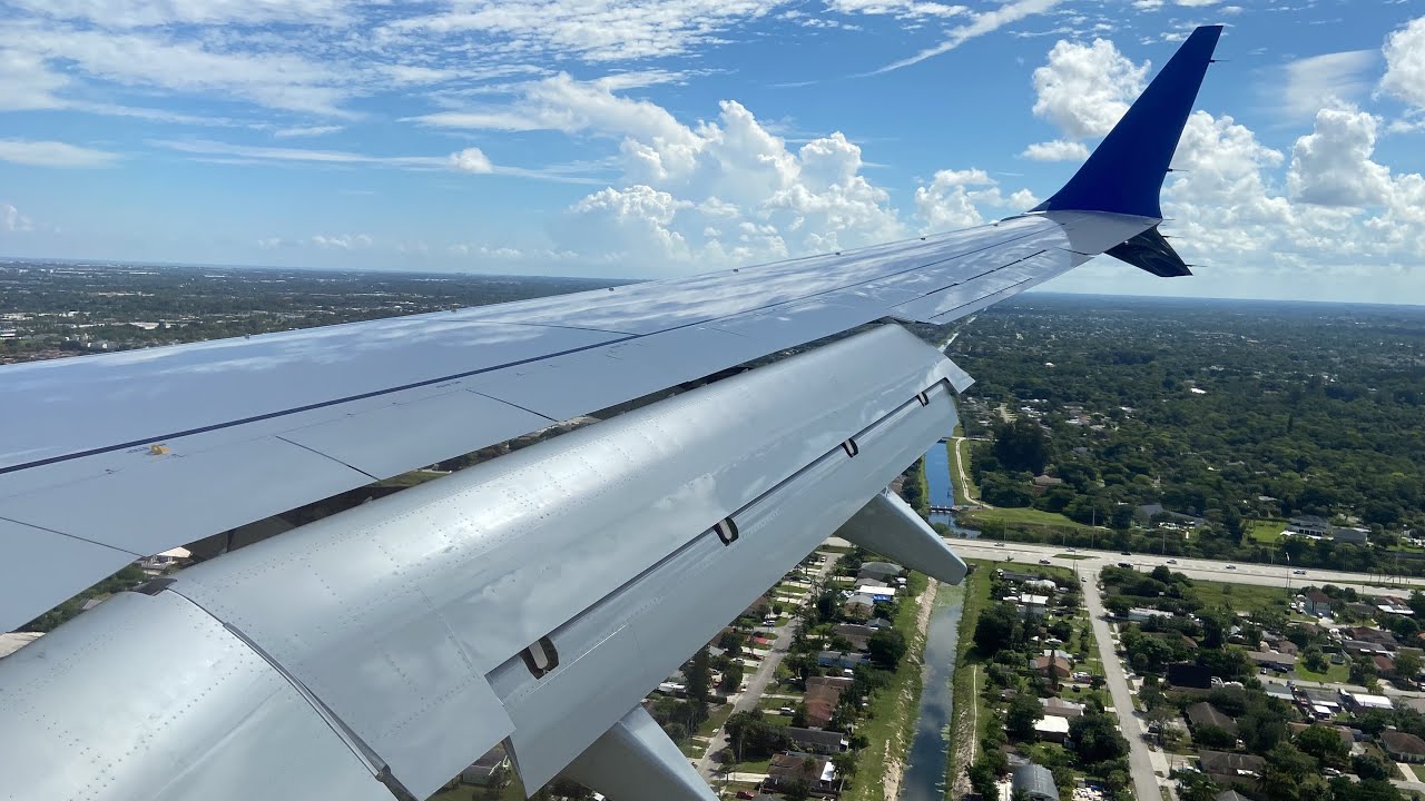 United Airlines Boeing 737 MAX 8 landing at West Palm Beach, FL (PBI)
