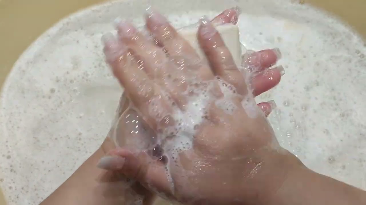 Мылю хозяйственное мыло и стираю слипоны.💦💦💦