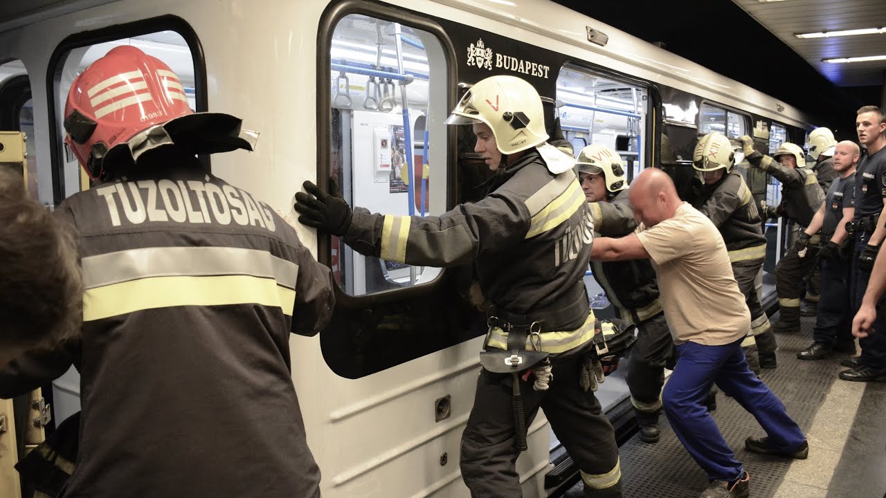 Metróbaleset utáni mentés a Corvin-negyed állomáson | TŰZOLTÓK BEVETÉSEN