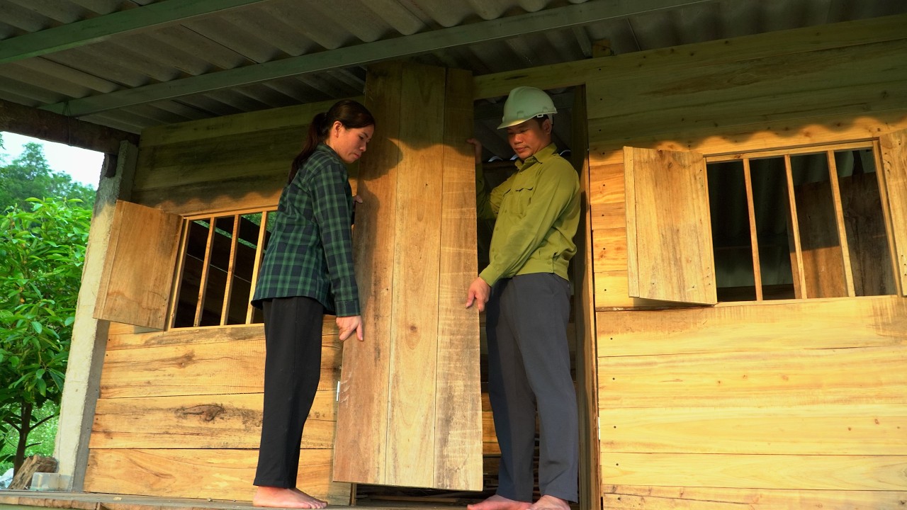 Kind man helps single mom restore abandoned house to settle down