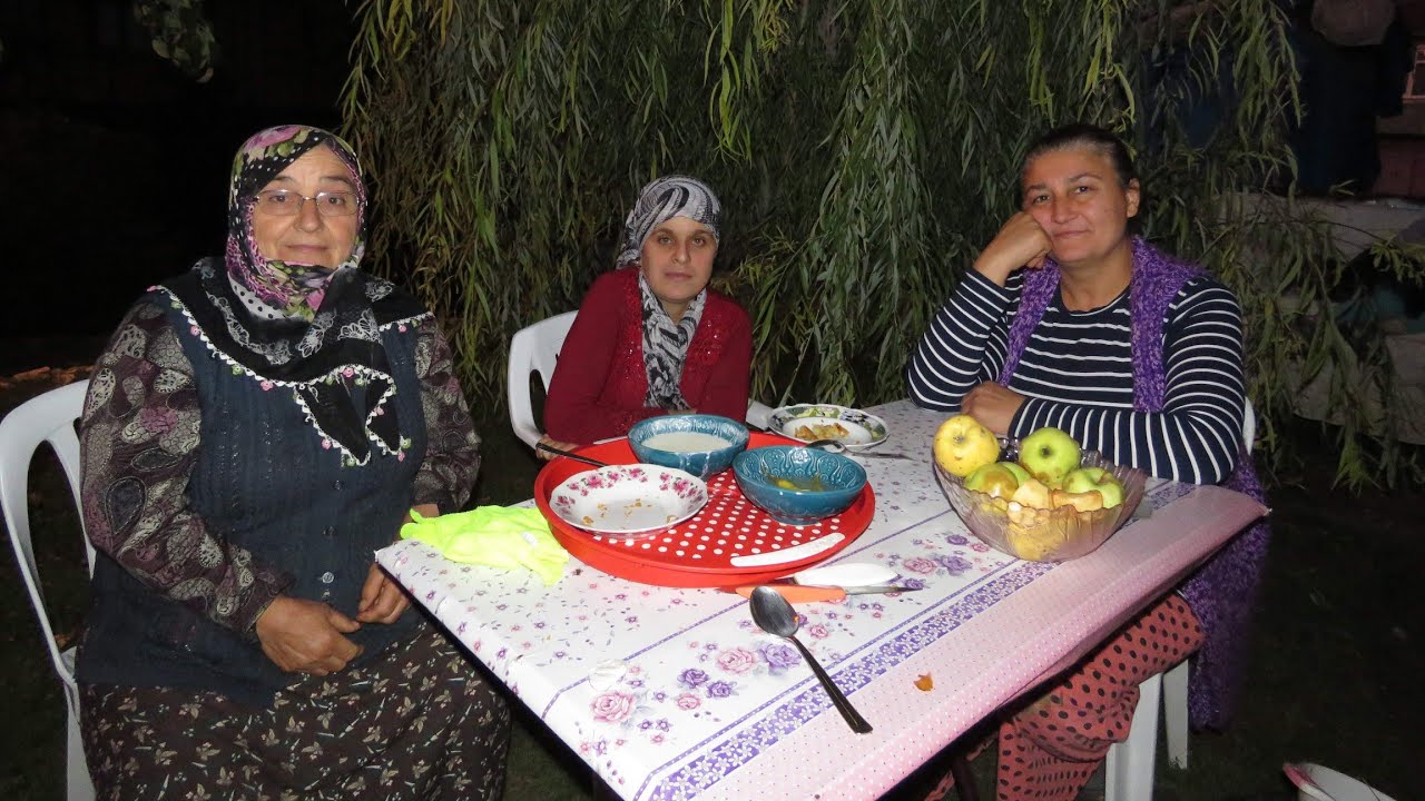 Münire Abladan börek ikramı