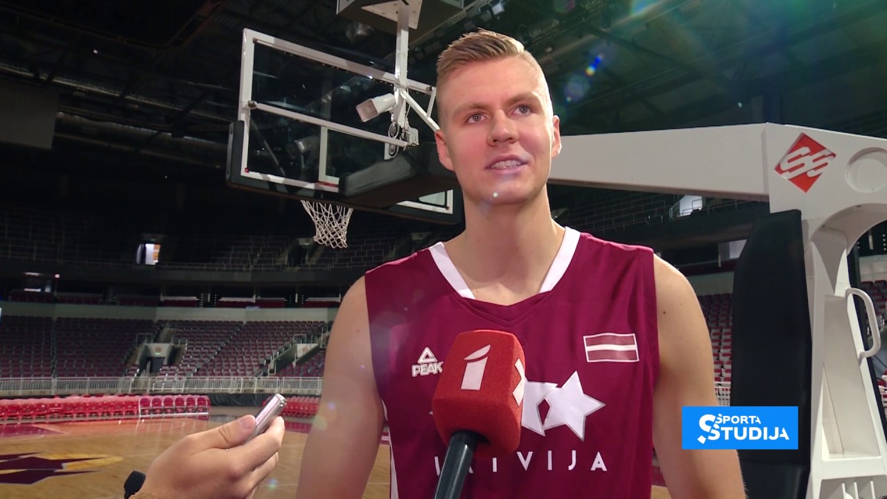 Kristaps Porzingis​ debijas spēlē izlasē sola sulīgu slam-dunk
