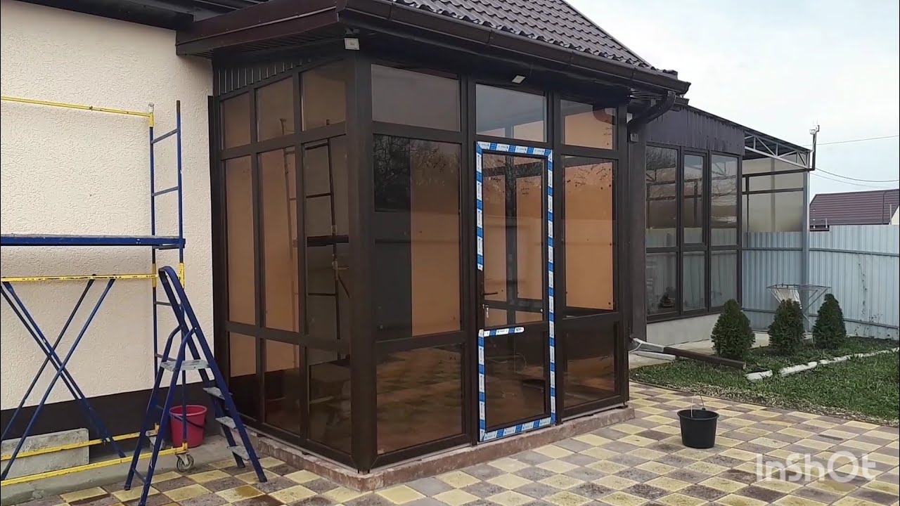 Шикарный тамбур из пластиковых рам за неделю.