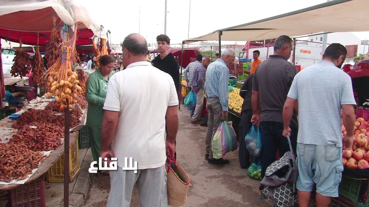 الشنوة بدينار و500 والعنب ب3دينارات ونصف والتفاح من 500مليم وانت طالع..أسوام معقولة وبسوم الجملة!!