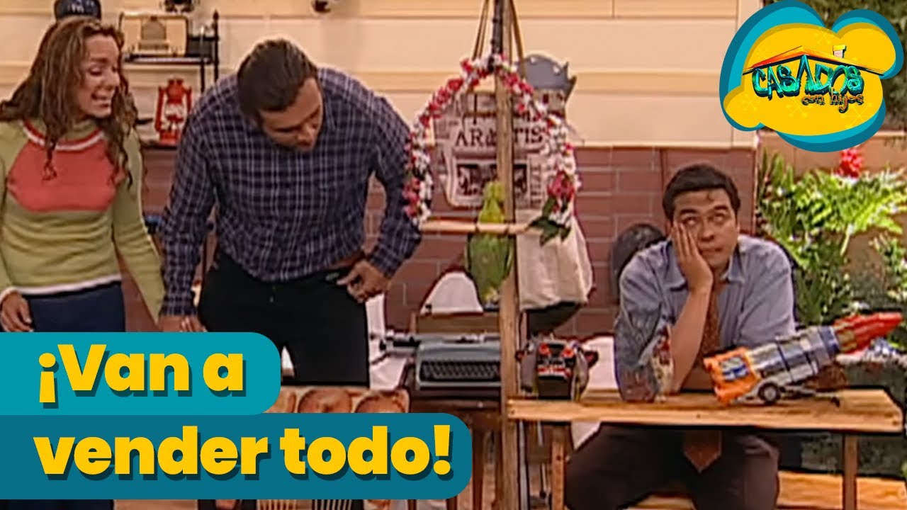 Los Rocha ofrecen un loro disecado en su venta de garaje | Temporada 3 | Casados con Hijos