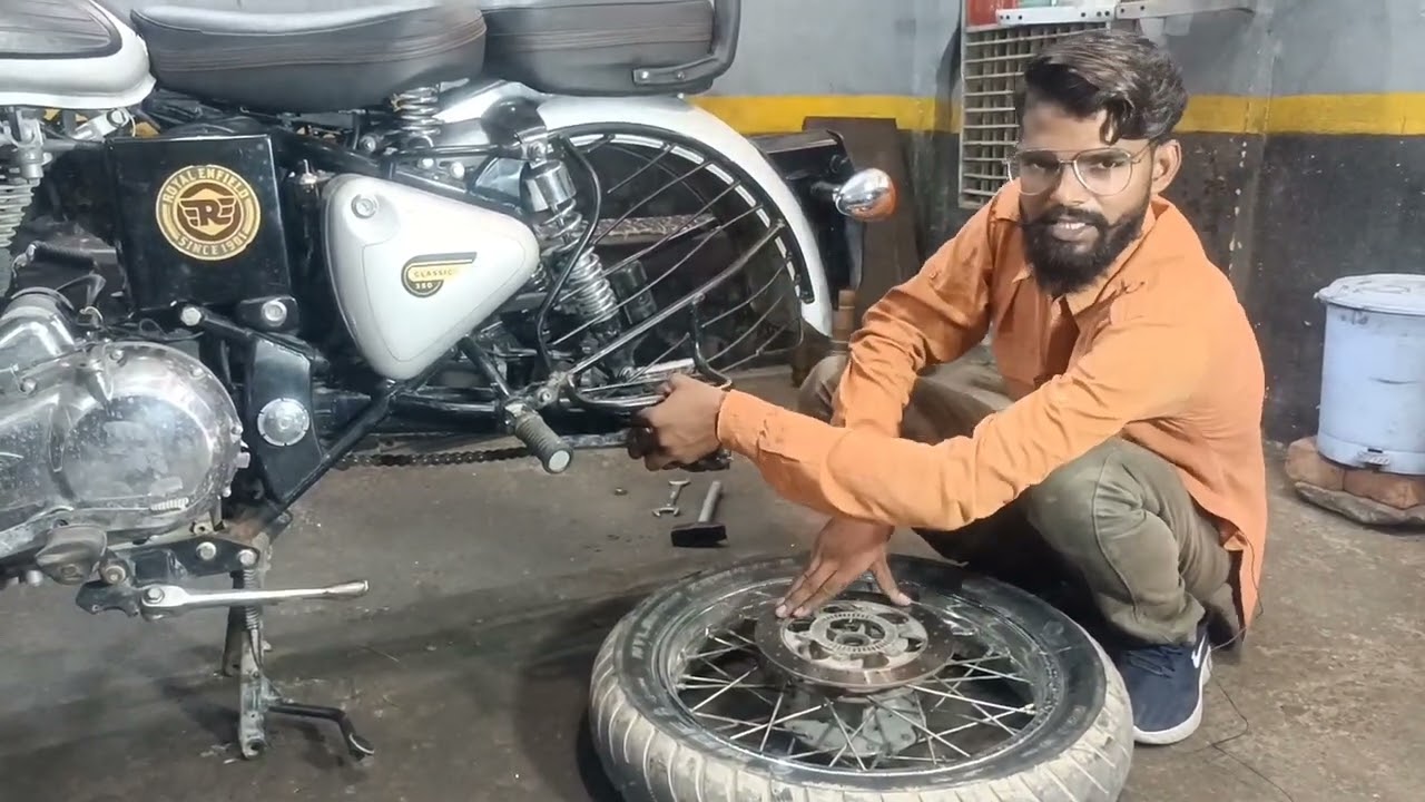 Haw to open Bullet  Rear tyres बुलेट का पिछला पहिया कैसे खोलें