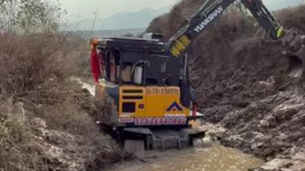 开挖机游全国的路上车现在山泥里全体村民救援我 这趟旅程像一场修行我帮世界修路世界帮我修心挖机此刻深陷于一片被山水浸泡的土地而我却被乡亲们的善意牢牢托住机器可以陷入泥沼但人心永远不会#开挖机游全国...