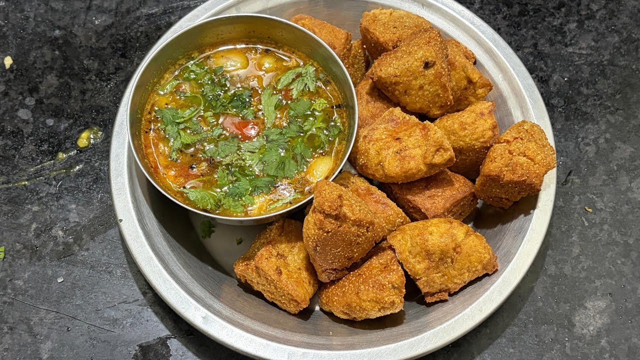 अगदी सोप्या पद्धतीने बनवा खान्देशी स्पेशल खमंग कुरकुरीत दाल बाटी😋😋😋