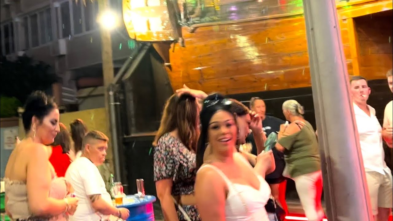 🇪🇸BENIDORM NIGHTLIFE DISTRICT  1:00 AM COSTA BLANCA  SPAIN EUROPE  JULY 2023 4K HDR