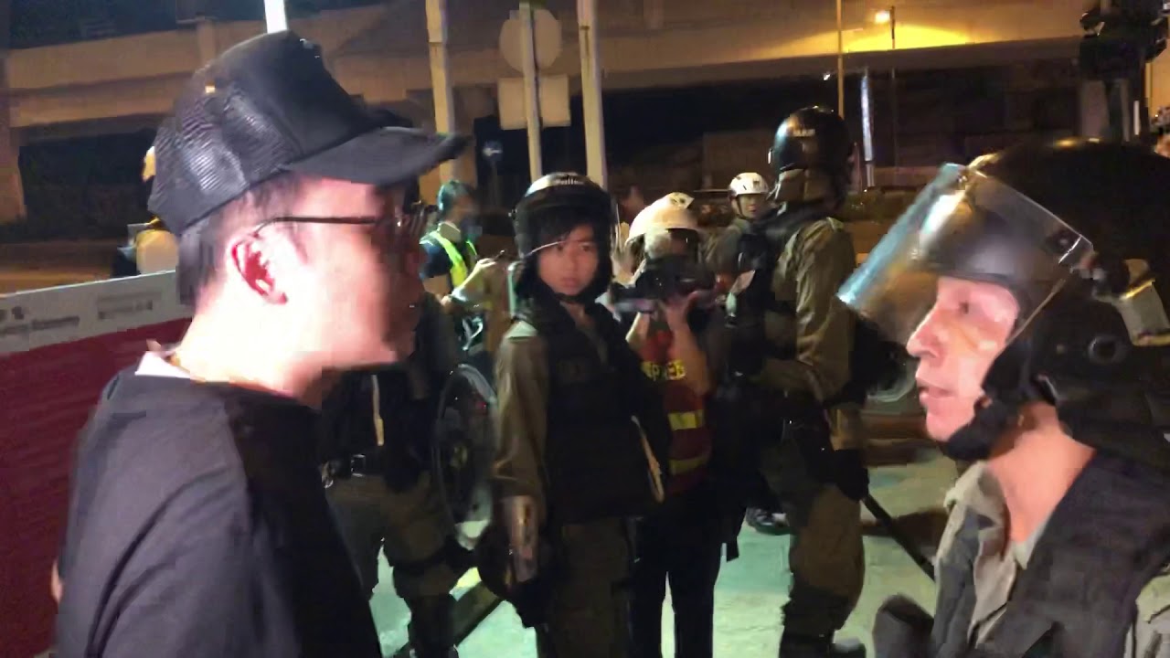 藍田居民與警員爭拗