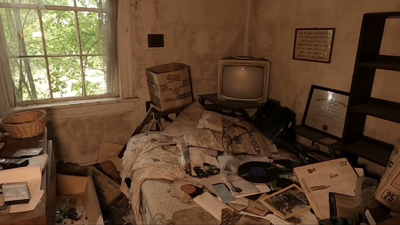 Exploring Pastor Lee&rsquo;s abandoned home in Ontario