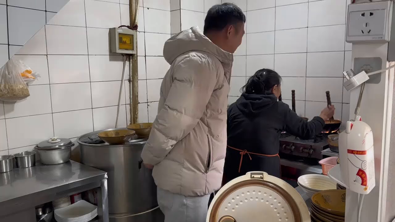离开小院，开启房车旅行，来到昆明，第一次吃小锅米线，太美味了 #房车自驾游 #小锅米线 #旅行vlog #生活的烟火气息 #记录平凡生活