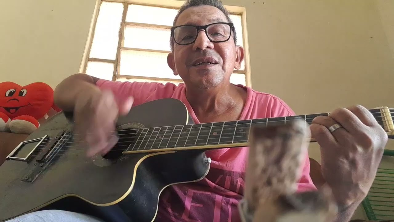 Evangelista e cantor Antônio Henrique louvando a Deus com um hino da harpa cristã 