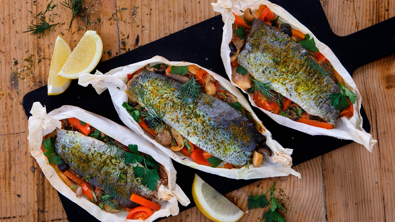 Rezept: Seeforellenfilet im Backpapier gegart | FOOBY